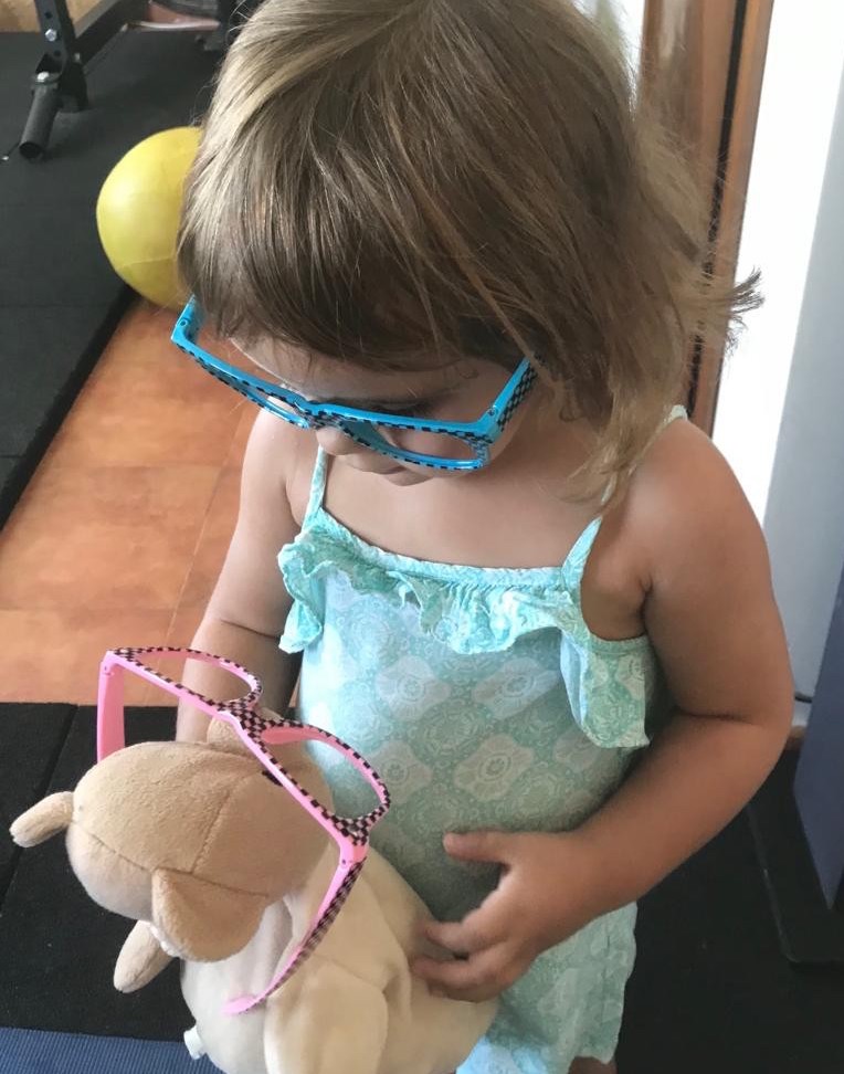 psicologa toma notas con una niña dibujando