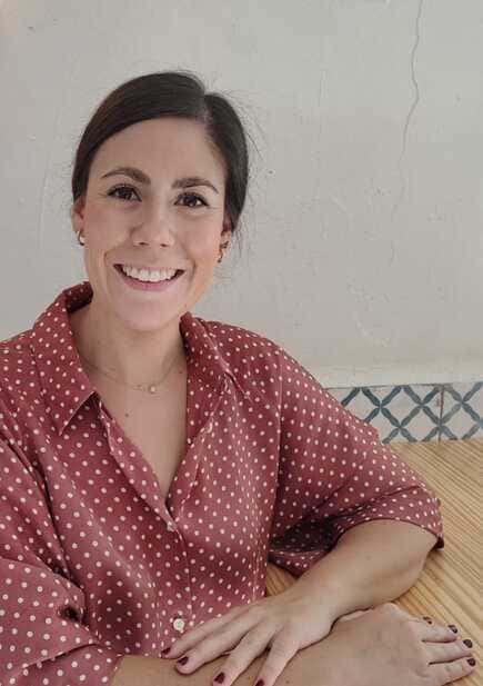psicologa habla con adolescente 