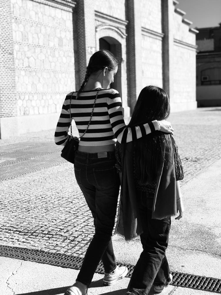 psicologa conversa con adolescente de pelo 